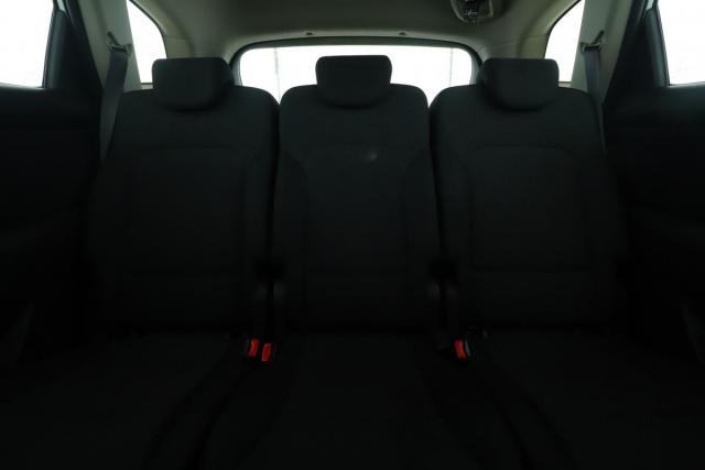 Kia Carens image 9