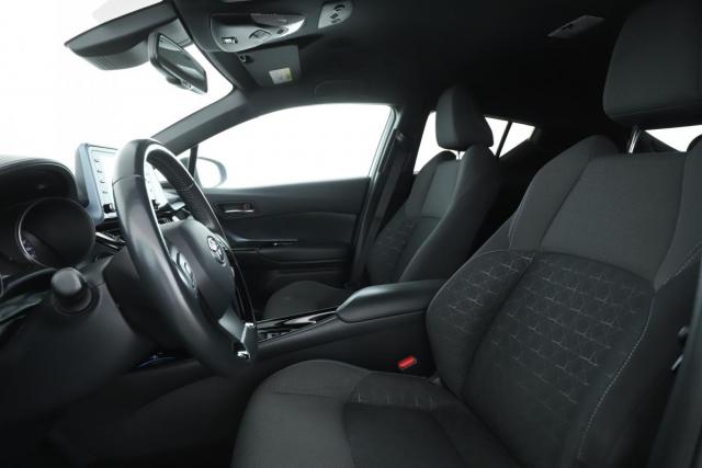 Toyota C-Hr image 6