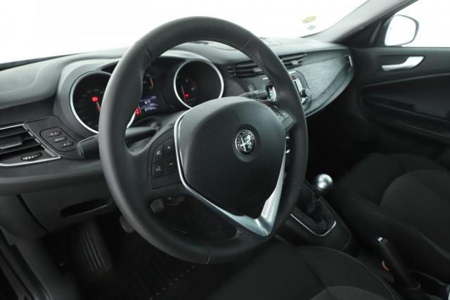 Alfa Romeo Giulietta image 6