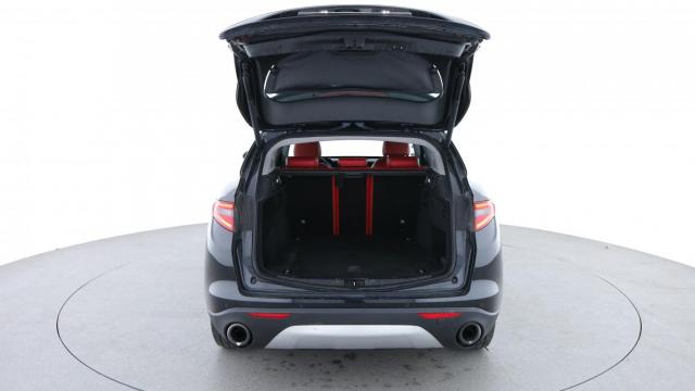 Alfa Romeo Stelvio image 2