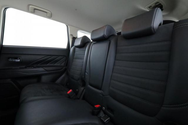 Mitsubishi Outlander image 4