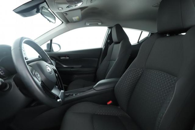 Toyota C-Hr image 9