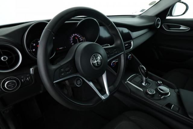 Alfa Romeo Giulia image 8