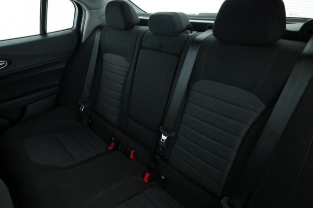 Alfa Romeo Giulia image 5