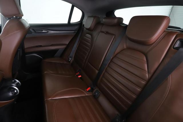 Alfa Romeo Stelvio image 6