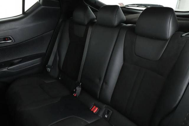 Toyota C-Hr image 6