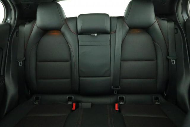 Mercedes Benz Gla image 2