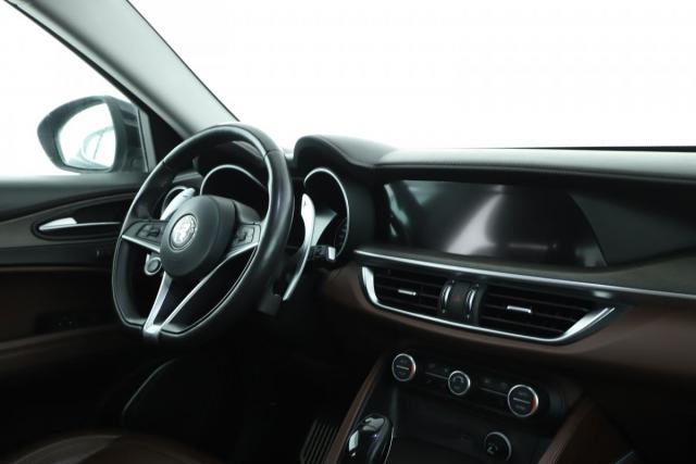 Alfa Romeo Stelvio image 9