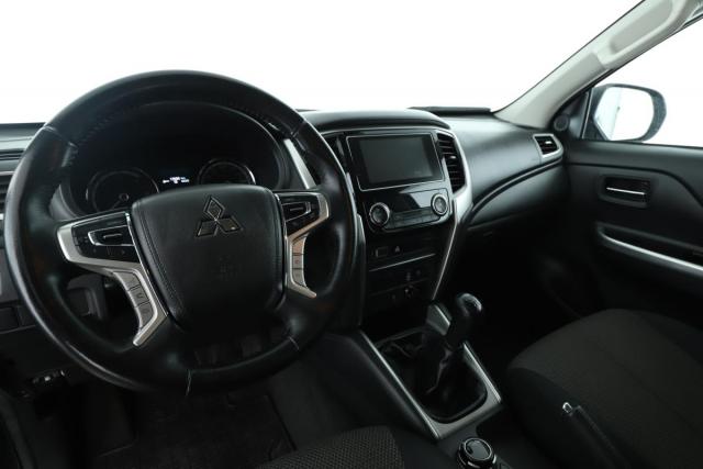 Mitsubishi L200 image 9