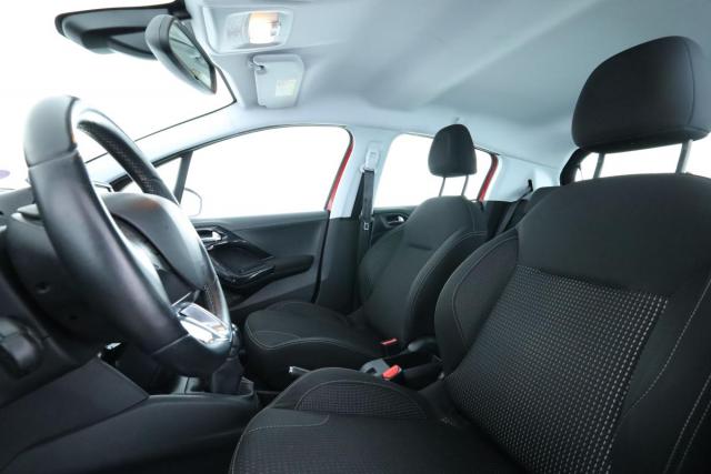 Peugeot 208 image 1
