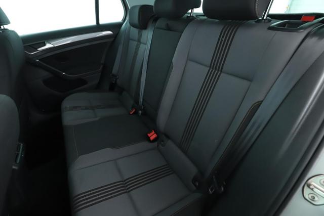 Volkswagen Golf image 9