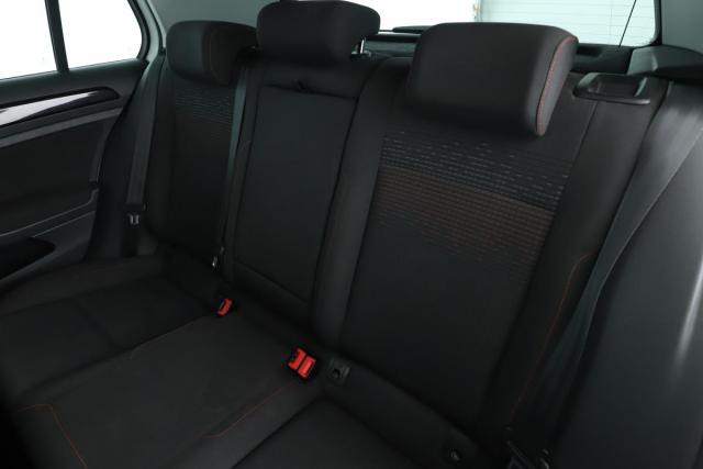 Volkswagen Golf image 9