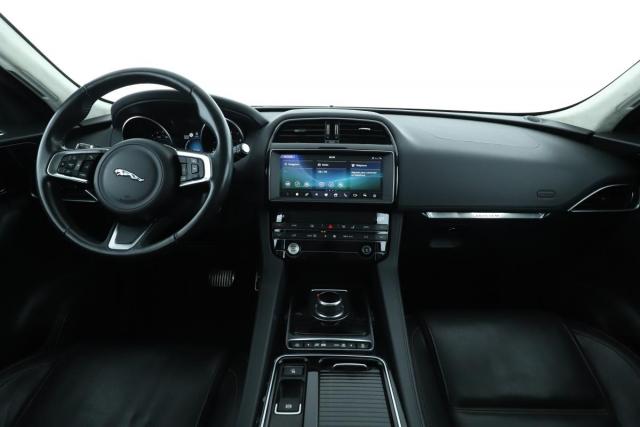 Jaguar F-Pace image 9