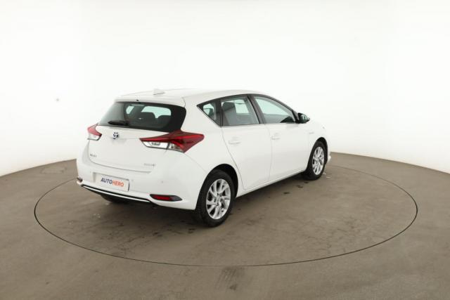 Toyota Auris image 2