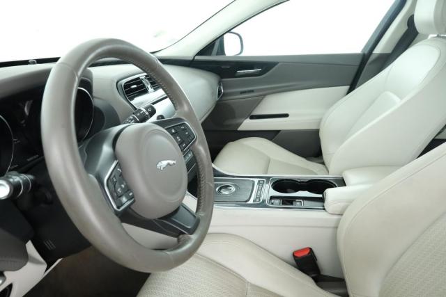 Jaguar Xe image 3