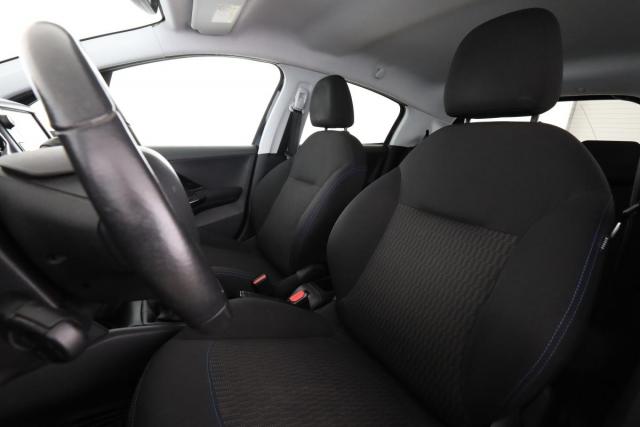Peugeot 208 image 7