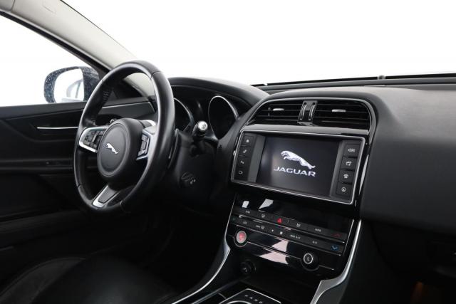 Jaguar Xe image 3