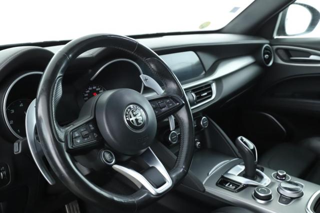 Alfa Romeo Stelvio image 8