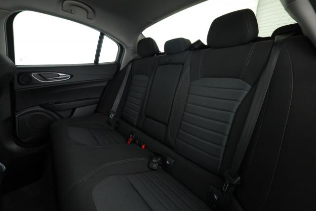 Alfa Romeo Giulia image 8
