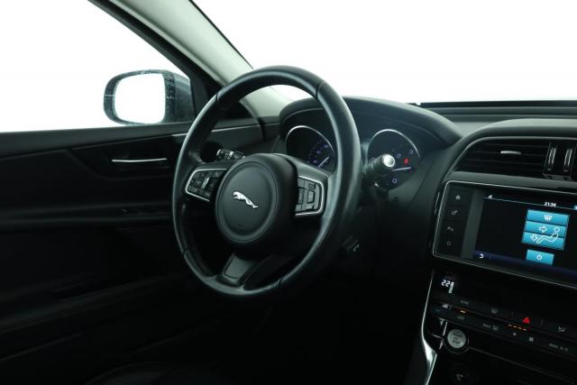Jaguar Xe image 5