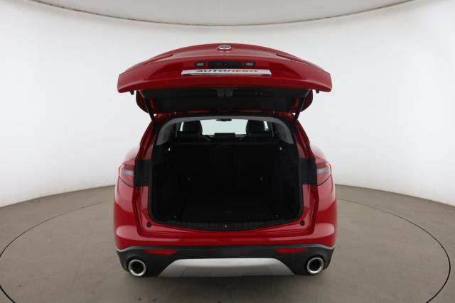Alfa Romeo Stelvio image 5