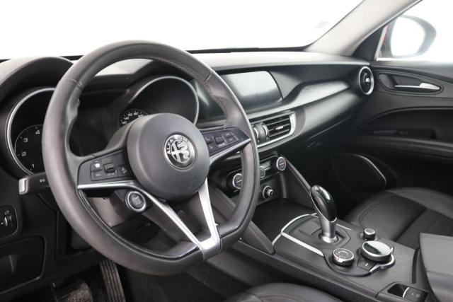 Alfa Romeo Stelvio image 2