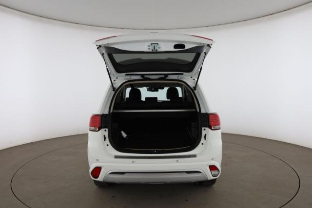 Mitsubishi Outlander image 2