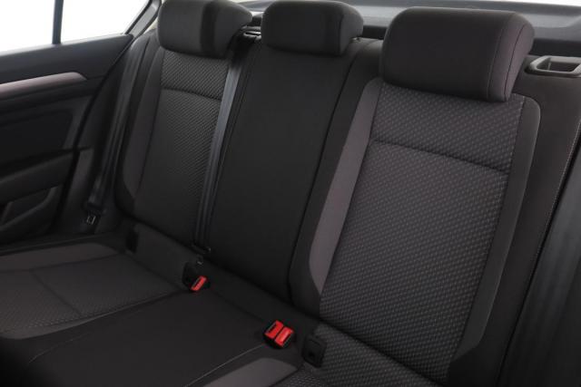 Volkswagen Passat image 9