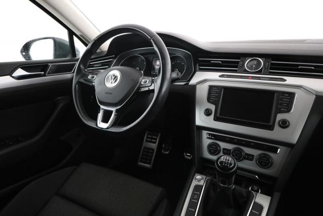 Volkswagen Passat image 9