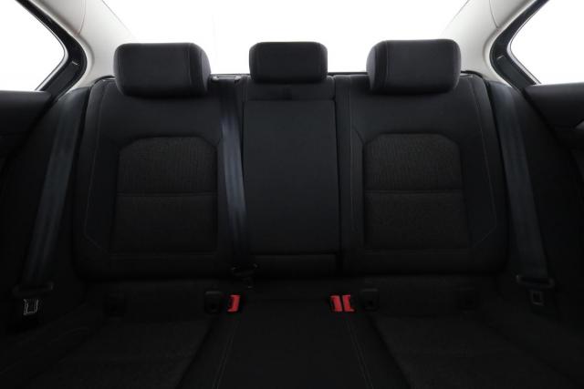 Volkswagen Passat image 8