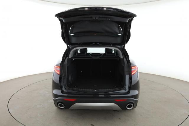 Alfa Romeo Stelvio image 2
