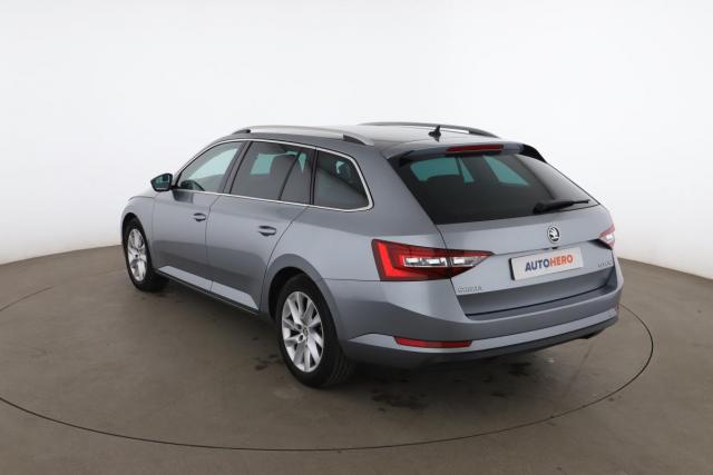 Skoda Superb Combi image 9