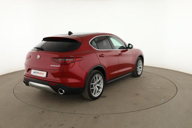 Alfa Romeo Stelvio image 8