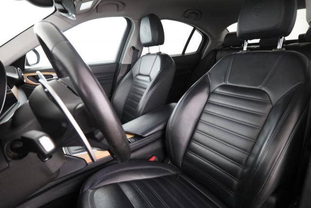 Alfa Romeo Giulia image 8