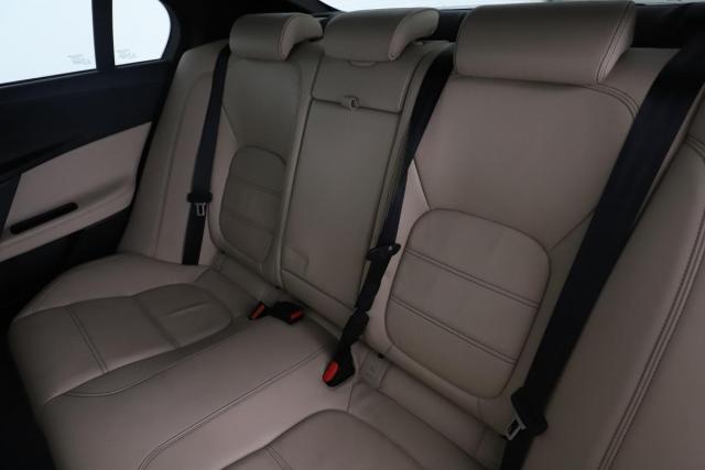 Jaguar Xe image 9