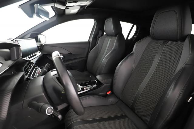 Peugeot 208 image 8