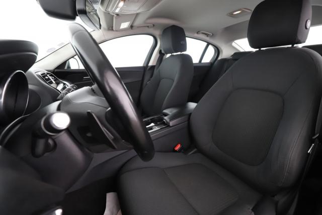 Jaguar Xe image 3