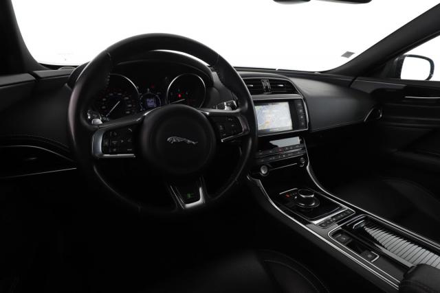 Jaguar Xe image 8