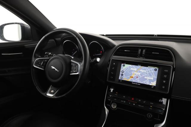 Jaguar Xe image 6