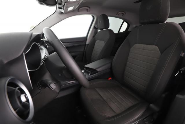 Alfa Romeo Stelvio image 6