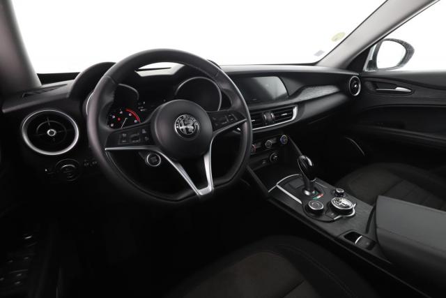 Alfa Romeo Stelvio image 8