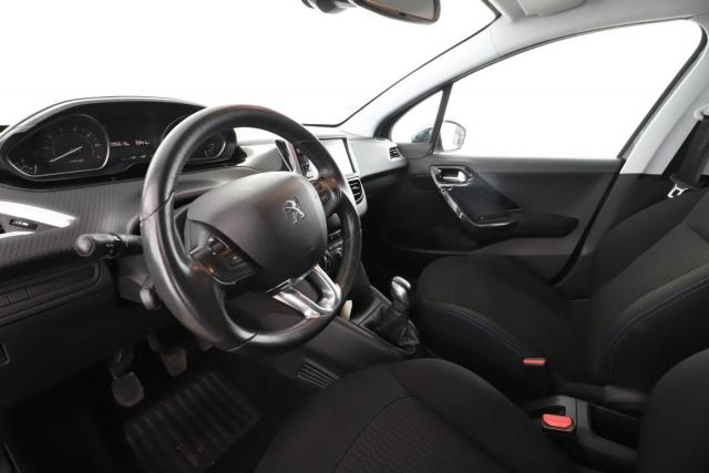 Peugeot 208 image 8