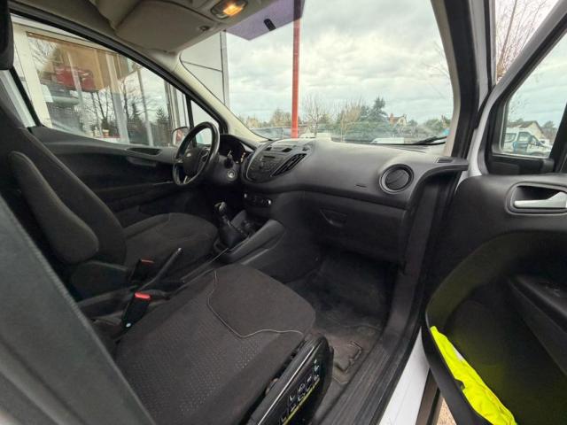 Ford Transit Courier image 8
