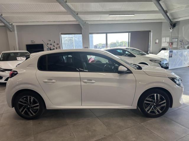 Peugeot 208 image 1