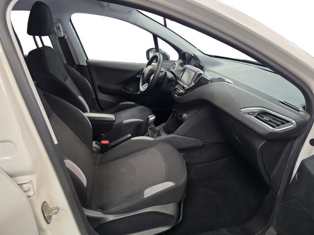 Peugeot 208 image 2