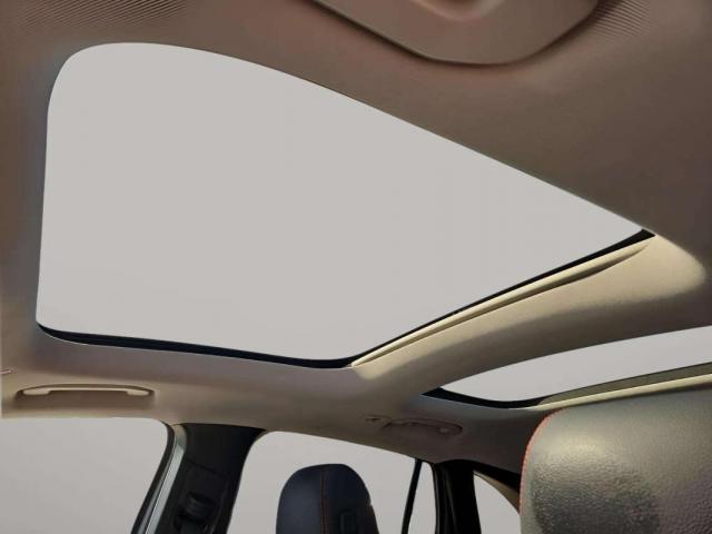 Mercedes Benz Gla image 2
