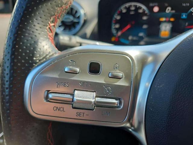 Mercedes Benz Gla image 8