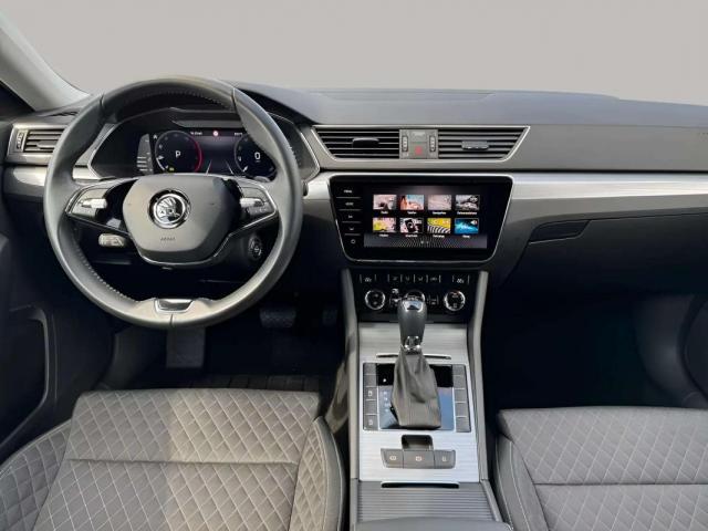Skoda Superb Combi image 8
