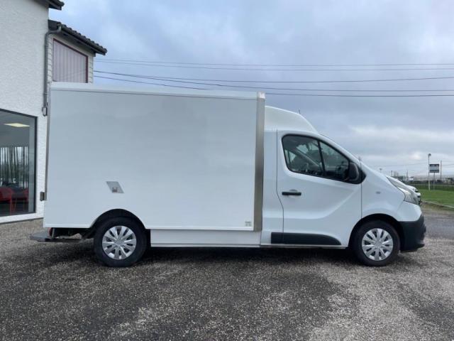 Nissan Nv300 image 9