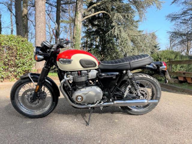 Triumph Bonneville image 2